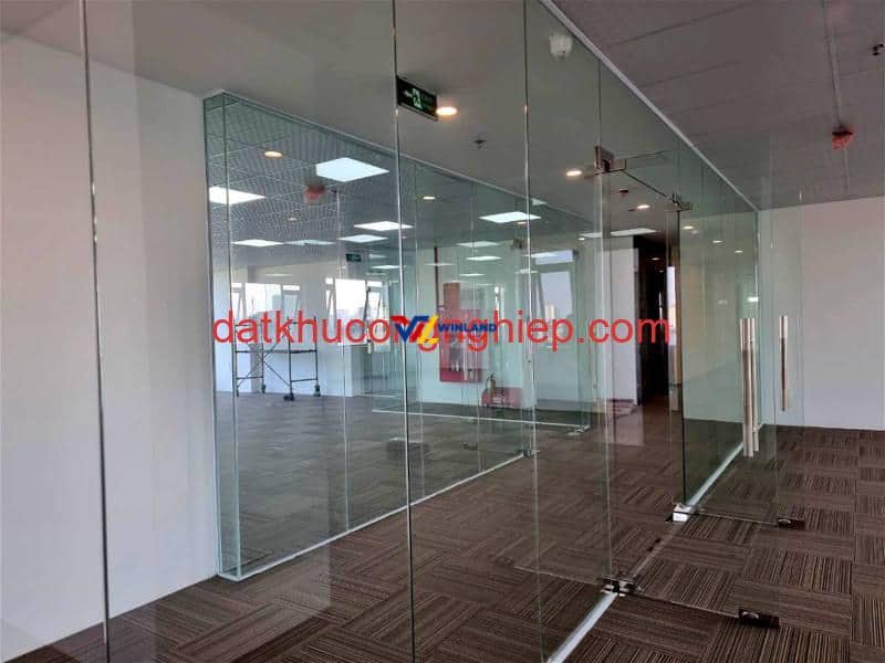 san-van-phong-hoang-mai-noi-that-vach-kinh-hanh-lang